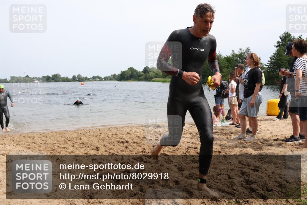 15.06.2025 - 27. Vierlanden-Triathlon Lena Gebhardt http://msf.ph/oto/8029918 15.06.2025 11:06:18 Schwimmen 781, 855, 857, 862 meine-sportfotos.de