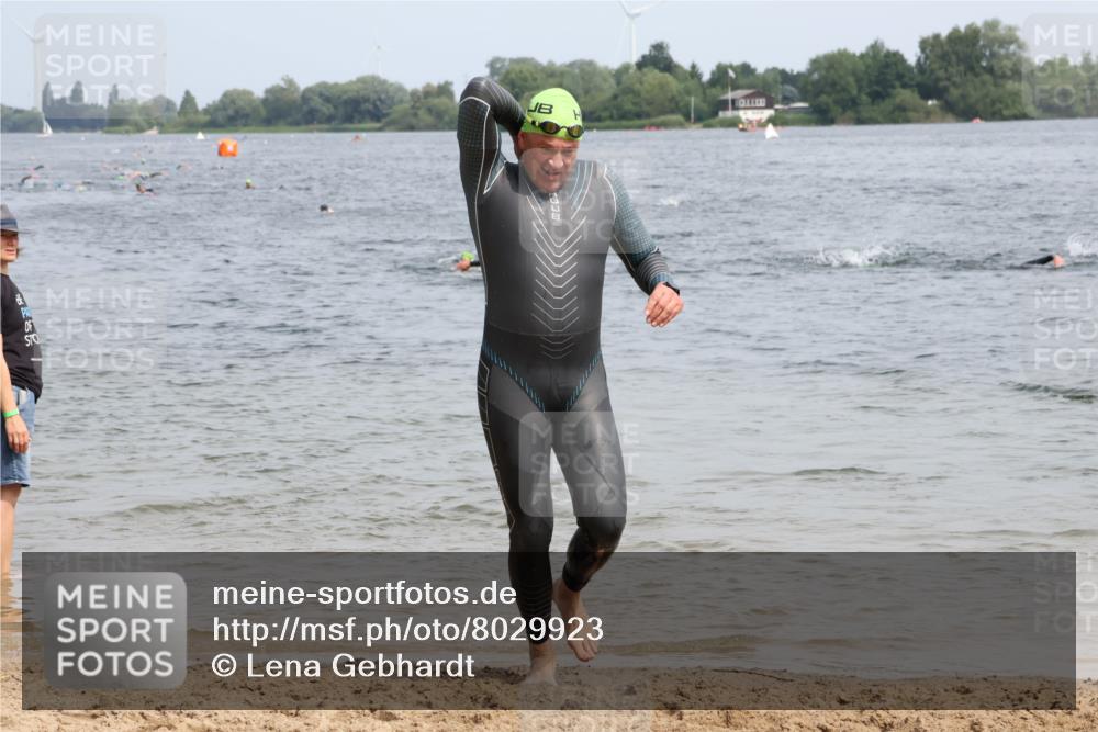 15.06.2025 - 27. Vierlanden-Triathlon Lena Gebhardt http://msf.ph/oto/8029923 15.06.2025 11:06:20 Schwimmen 781, 857, 862 meine-sportfotos.de