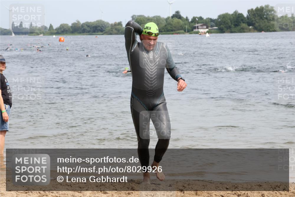 15.06.2025 - 27. Vierlanden-Triathlon Lena Gebhardt http://msf.ph/oto/8029926 15.06.2025 11:06:20 Schwimmen 781, 857, 862 meine-sportfotos.de