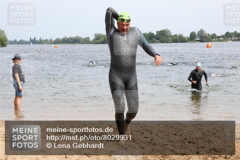 15.06.2025 - 27. Vierlanden-Triathlon Lena Gebhardt http://msf.ph/oto/8029931 15.06.2025 11:06:22 Schwimmen 781, 857, 862 meine-sportfotos.de