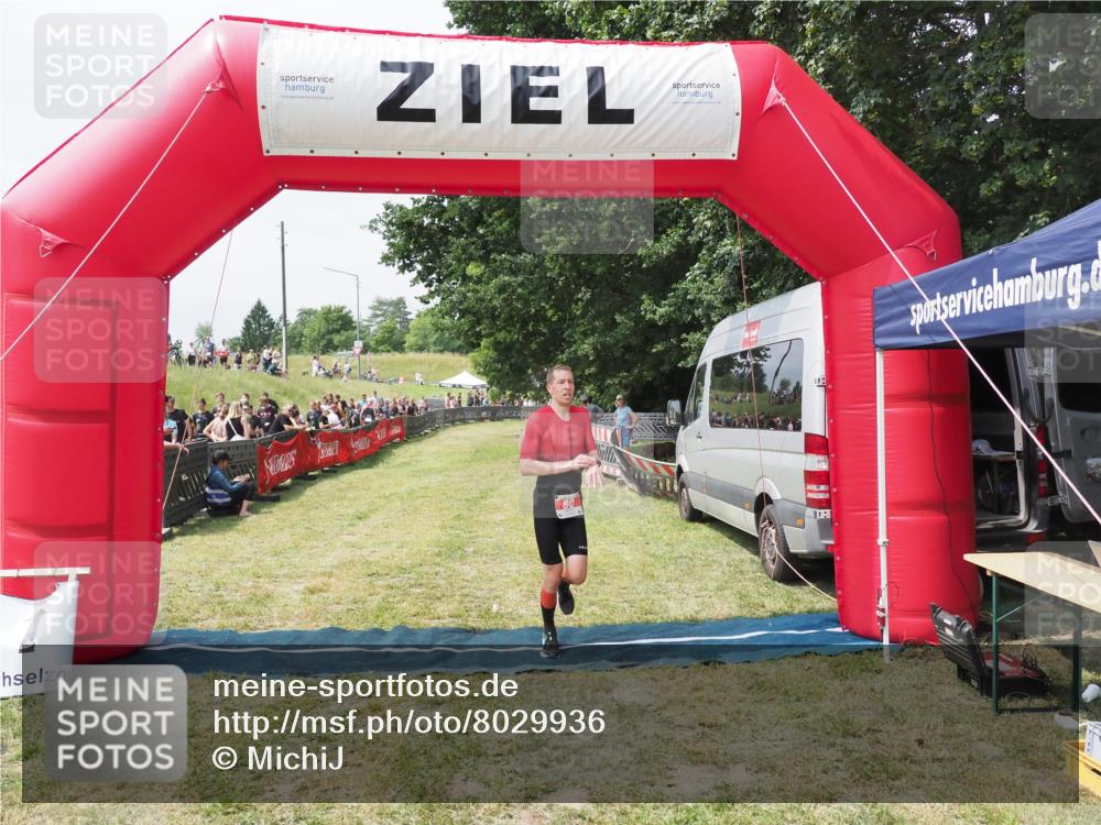 21.06.2025 - 27. Vierlanden-Triathlon MichiJ http://msf.ph/oto/8029936 15.06.2026 12:27:23 Ziel 80 meine-sportfotos.de