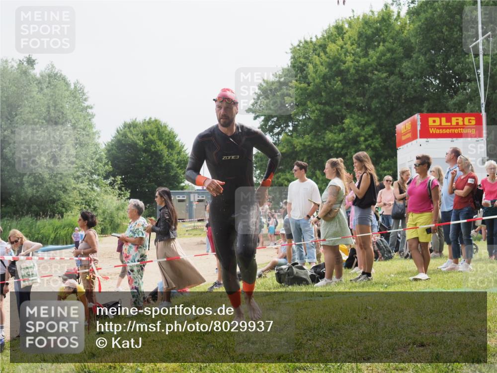 15.06.2025 - 27. Vierlanden-Triathlon KatJ http://msf.ph/oto/8029937 15.06.2025 11:06:13 Schwimmen 670, 817, 855 meine-sportfotos.de