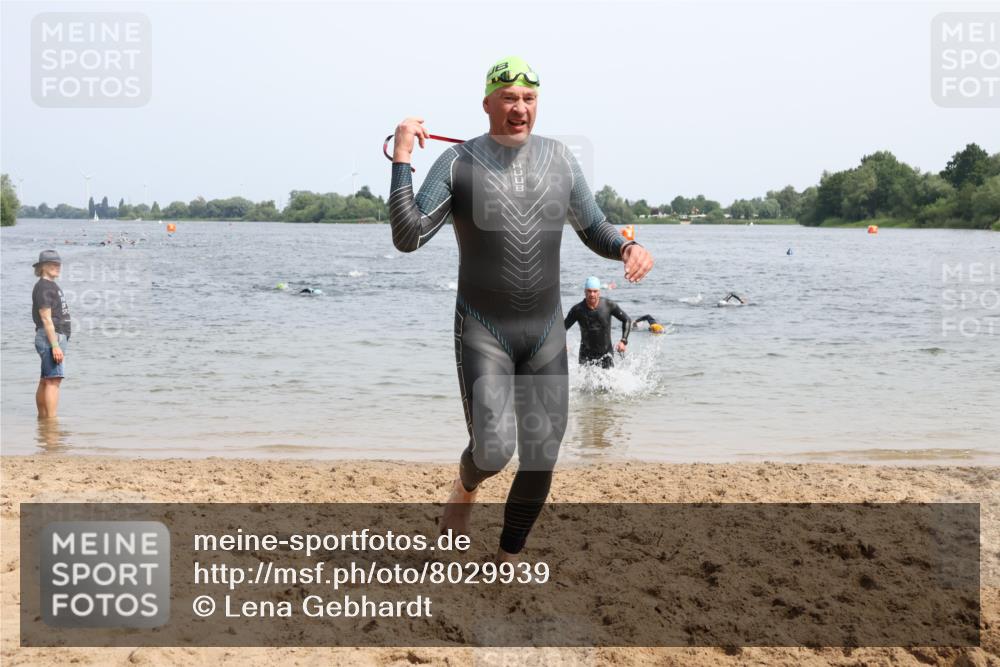 15.06.2025 - 27. Vierlanden-Triathlon Lena Gebhardt http://msf.ph/oto/8029939 15.06.2025 11:06:24 Schwimmen 781, 831, 857, 862 meine-sportfotos.de