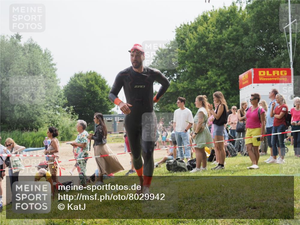 15.06.2025 - 27. Vierlanden-Triathlon KatJ http://msf.ph/oto/8029942 15.06.2025 11:06:13 Schwimmen 670, 817, 855 meine-sportfotos.de