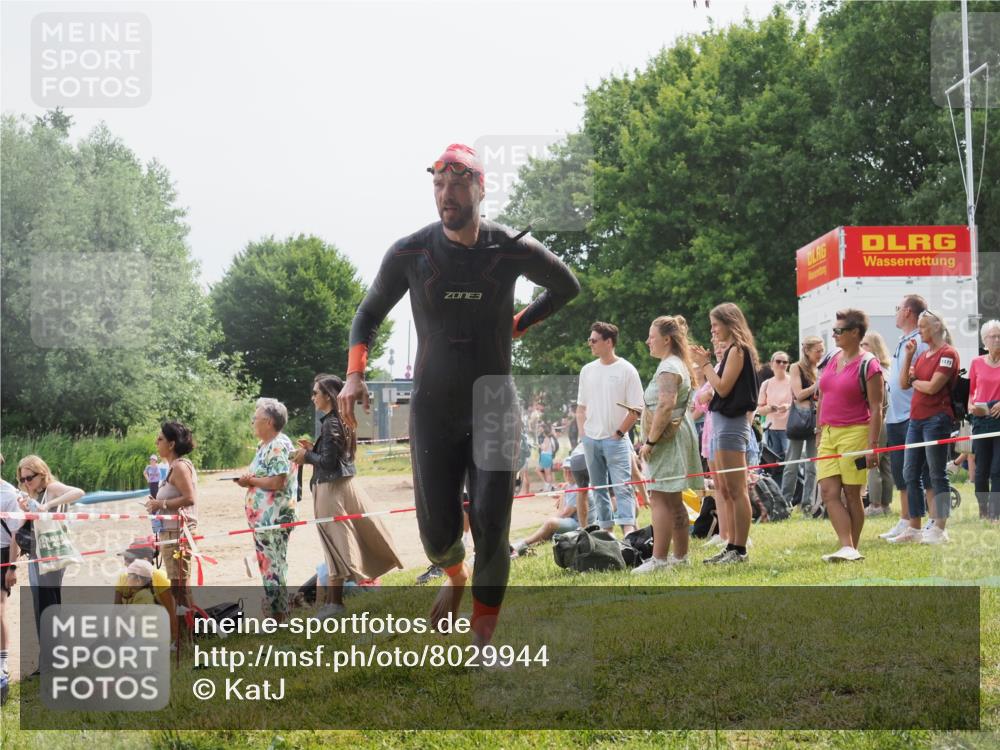 15.06.2025 - 27. Vierlanden-Triathlon KatJ http://msf.ph/oto/8029944 15.06.2025 11:06:13 Schwimmen 670, 817, 855 meine-sportfotos.de