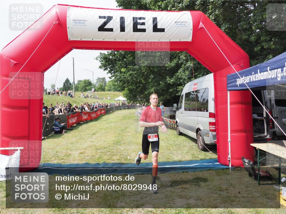 21.06.2025 - 27. Vierlanden-Triathlon MichiJ http://msf.ph/oto/8029948 15.06.2026 12:27:23 Ziel 80 meine-sportfotos.de