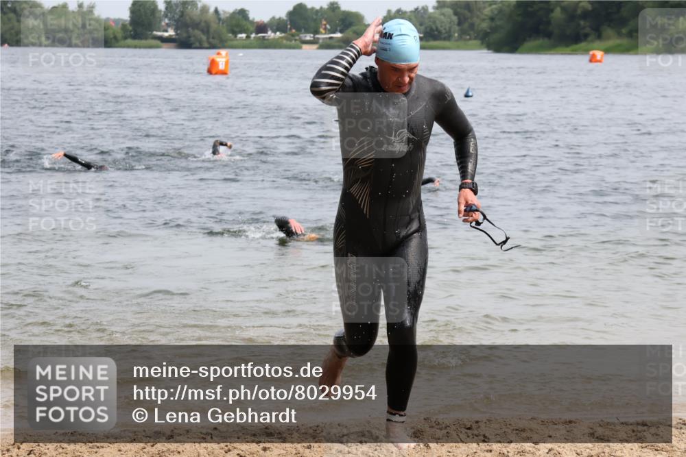 15.06.2025 - 27. Vierlanden-Triathlon Lena Gebhardt http://msf.ph/oto/8029954 15.06.2025 11:06:26 Schwimmen 781, 831, 857, 862 meine-sportfotos.de