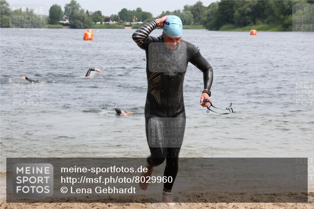 15.06.2025 - 27. Vierlanden-Triathlon Lena Gebhardt http://msf.ph/oto/8029960 15.06.2025 11:06:26 Schwimmen 781, 831, 857, 862 meine-sportfotos.de