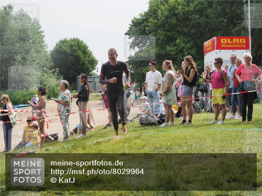 15.06.2025 - 27. Vierlanden-Triathlon KatJ http://msf.ph/oto/8029964 15.06.2025 11:06:21 Schwimmen 855, 857 meine-sportfotos.de