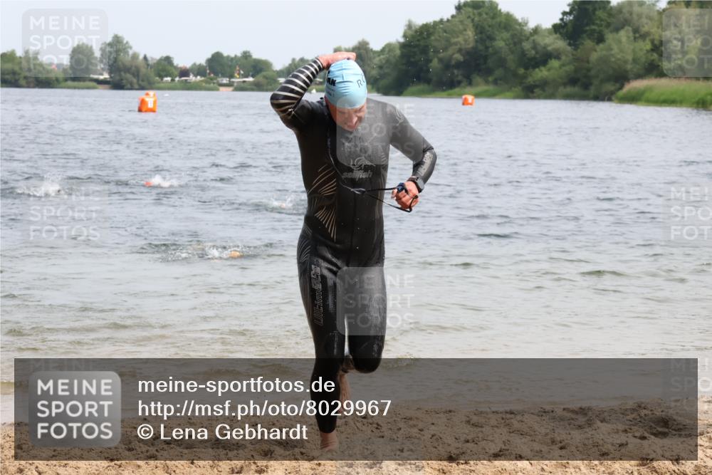 15.06.2025 - 27. Vierlanden-Triathlon Lena Gebhardt http://msf.ph/oto/8029967 15.06.2025 11:06:26 Schwimmen 781, 831, 857, 862 meine-sportfotos.de