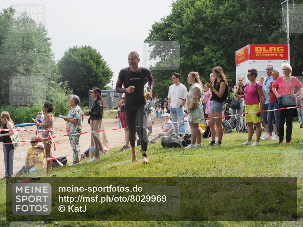 15.06.2025 - 27. Vierlanden-Triathlon KatJ http://msf.ph/oto/8029969 15.06.2025 11:06:21 Schwimmen 855, 857 meine-sportfotos.de