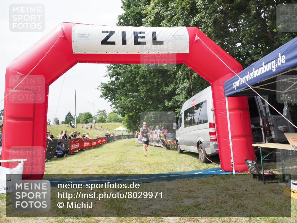 21.06.2025 - 27. Vierlanden-Triathlon MichiJ http://msf.ph/oto/8029971 15.06.2026 12:30:45 Ziel 871 meine-sportfotos.de