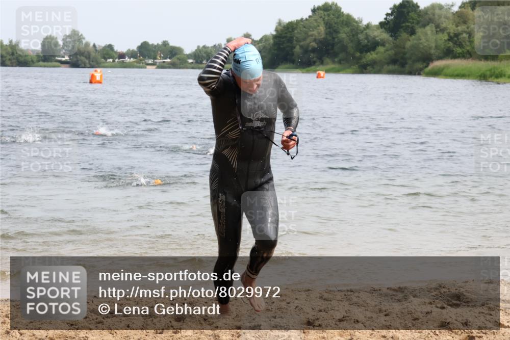 15.06.2025 - 27. Vierlanden-Triathlon Lena Gebhardt http://msf.ph/oto/8029972 15.06.2025 11:06:27 Schwimmen 781, 831, 857, 862 meine-sportfotos.de
