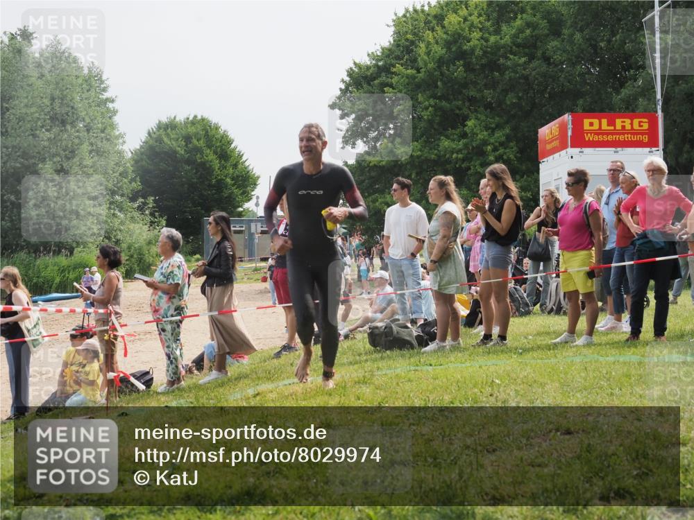 15.06.2025 - 27. Vierlanden-Triathlon KatJ http://msf.ph/oto/8029974 15.06.2025 11:06:21 Schwimmen 855, 857 meine-sportfotos.de