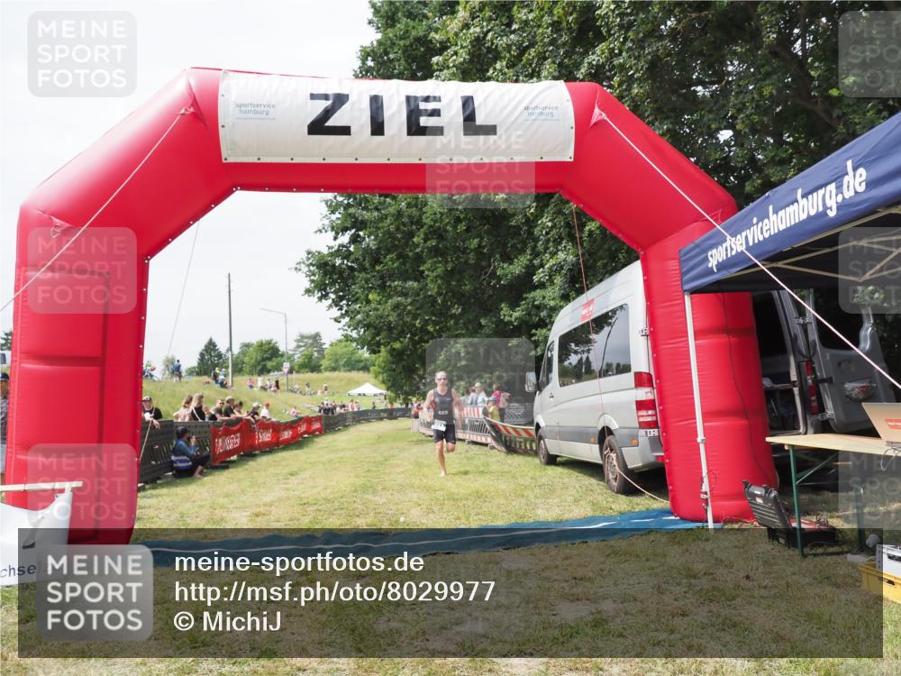 21.06.2025 - 27. Vierlanden-Triathlon MichiJ http://msf.ph/oto/8029977 15.06.2026 12:30:45 Ziel 871 meine-sportfotos.de