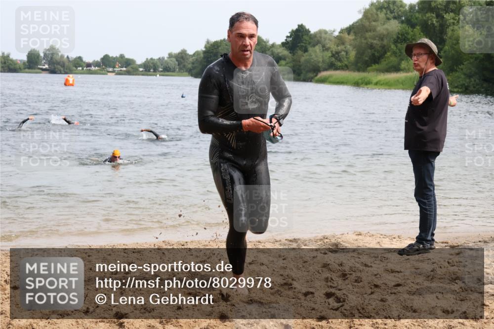 15.06.2025 - 27. Vierlanden-Triathlon Lena Gebhardt http://msf.ph/oto/8029978 15.06.2025 11:06:27 Schwimmen 781, 831, 857, 862 meine-sportfotos.de