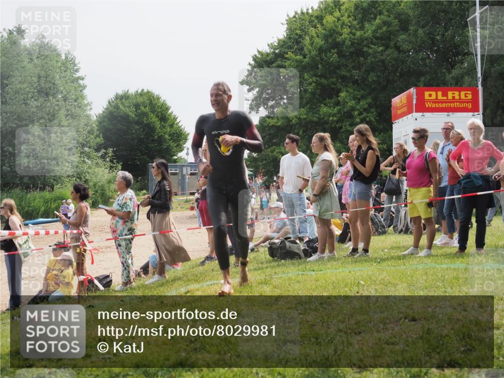 15.06.2025 - 27. Vierlanden-Triathlon KatJ http://msf.ph/oto/8029981 15.06.2025 11:06:21 Schwimmen 855, 857 meine-sportfotos.de
