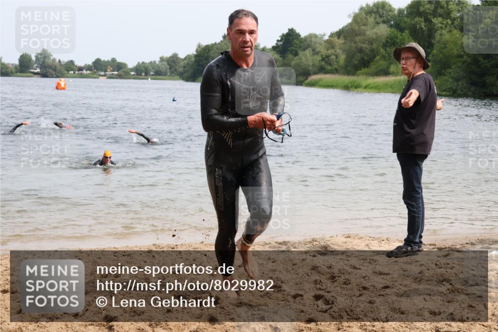 15.06.2025 - 27. Vierlanden-Triathlon Lena Gebhardt http://msf.ph/oto/8029982 15.06.2025 11:06:27 Schwimmen 781, 831, 857, 862 meine-sportfotos.de