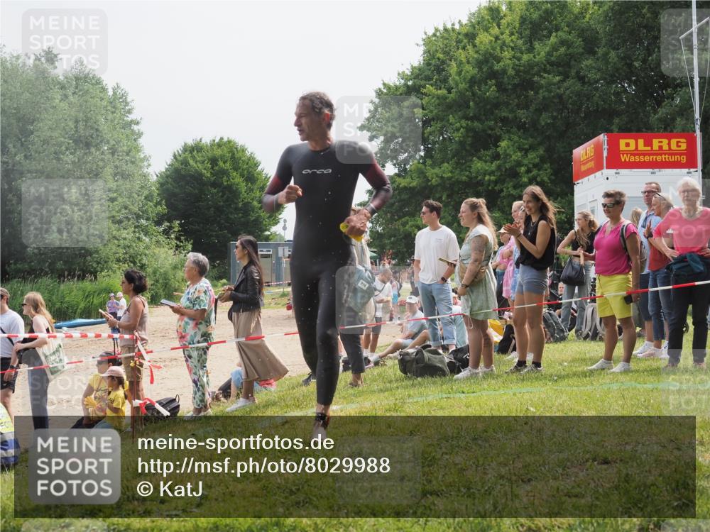 15.06.2025 - 27. Vierlanden-Triathlon KatJ http://msf.ph/oto/8029988 15.06.2025 11:06:22 Schwimmen 857, 862 meine-sportfotos.de