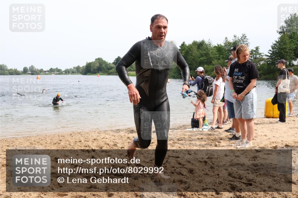 15.06.2025 - 27. Vierlanden-Triathlon Lena Gebhardt http://msf.ph/oto/8029992 15.06.2025 11:06:28 Schwimmen 781, 831, 862 meine-sportfotos.de