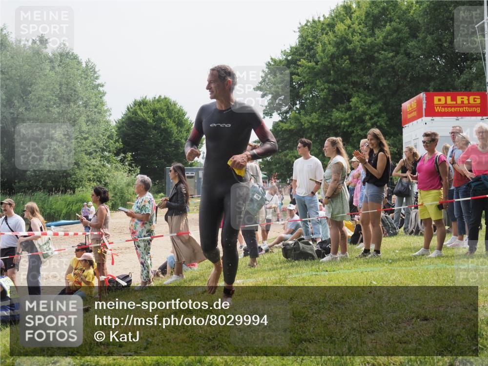 15.06.2025 - 27. Vierlanden-Triathlon KatJ http://msf.ph/oto/8029994 15.06.2025 11:06:22 Schwimmen 857, 862 meine-sportfotos.de
