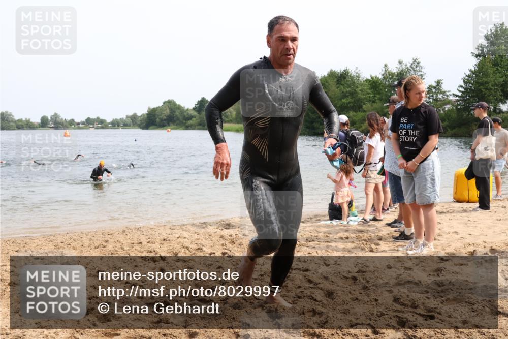 15.06.2025 - 27. Vierlanden-Triathlon Lena Gebhardt http://msf.ph/oto/8029997 15.06.2025 11:06:28 Schwimmen 781, 831, 862 meine-sportfotos.de