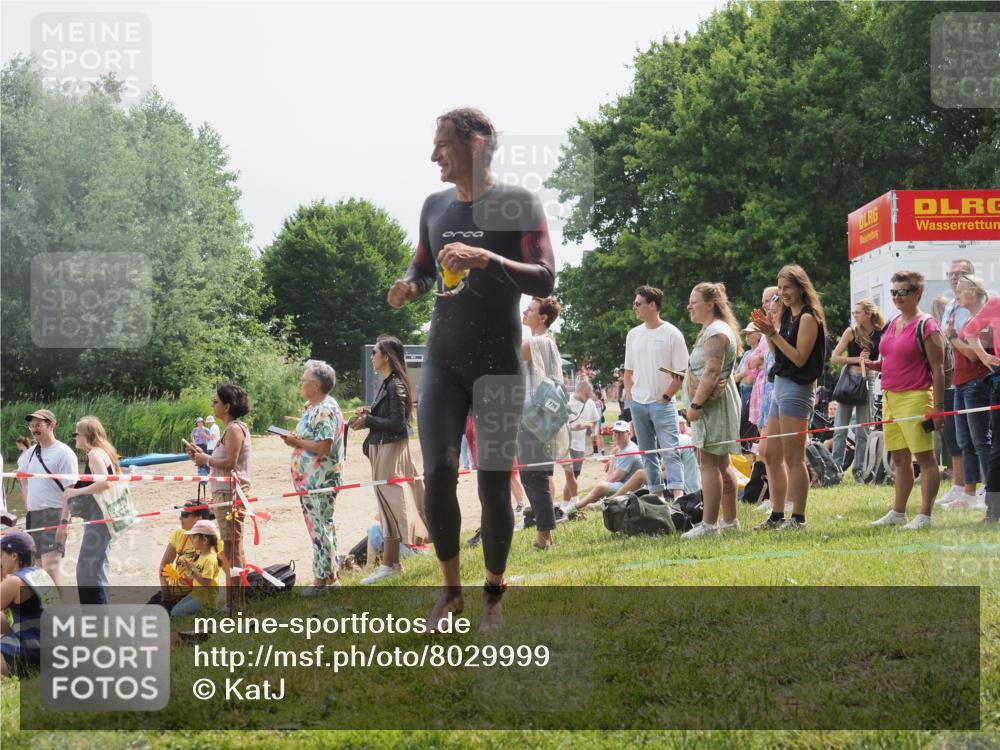 15.06.2025 - 27. Vierlanden-Triathlon KatJ http://msf.ph/oto/8029999 15.06.2025 11:06:22 Schwimmen 857, 862 meine-sportfotos.de
