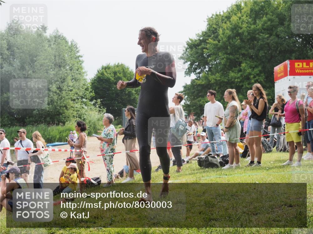 15.06.2025 - 27. Vierlanden-Triathlon KatJ http://msf.ph/oto/8030003 15.06.2025 11:06:22 Schwimmen 857, 862 meine-sportfotos.de