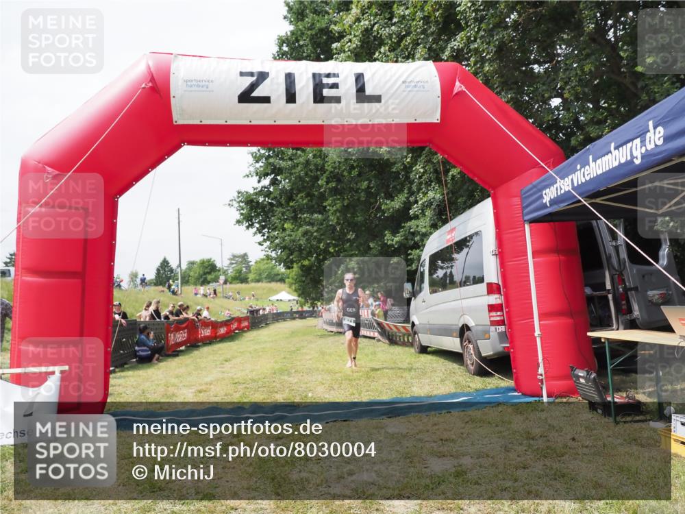 21.06.2025 - 27. Vierlanden-Triathlon MichiJ http://msf.ph/oto/8030004 15.06.2026 12:30:46 Ziel 871 meine-sportfotos.de