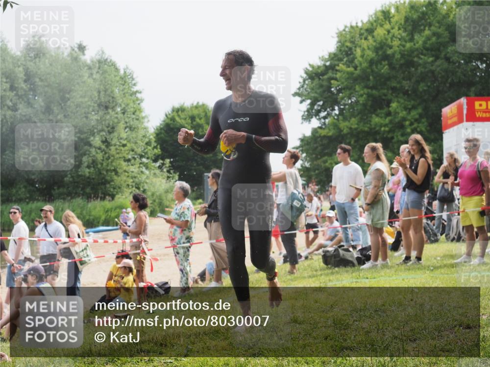 15.06.2025 - 27. Vierlanden-Triathlon KatJ http://msf.ph/oto/8030007 15.06.2025 11:06:22 Schwimmen 857, 862 meine-sportfotos.de