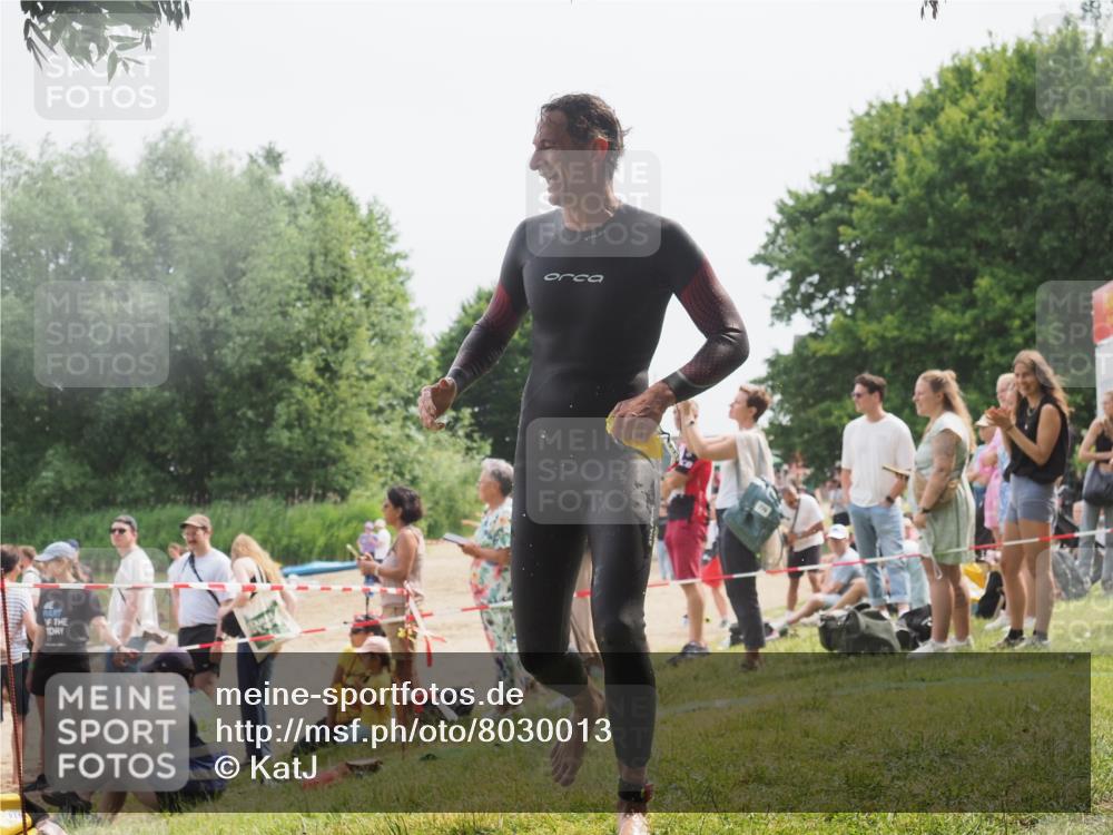 15.06.2025 - 27. Vierlanden-Triathlon KatJ http://msf.ph/oto/8030013 15.06.2025 11:06:23 Schwimmen 857, 862 meine-sportfotos.de