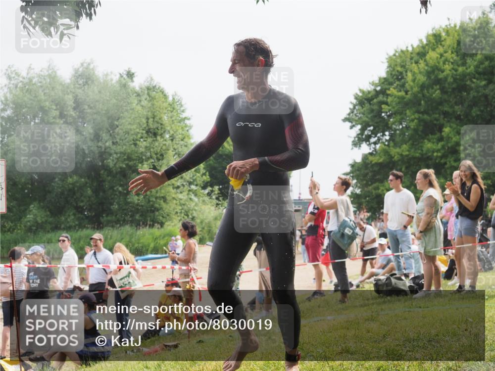 15.06.2025 - 27. Vierlanden-Triathlon KatJ http://msf.ph/oto/8030019 15.06.2025 11:06:23 Schwimmen 857, 862 meine-sportfotos.de