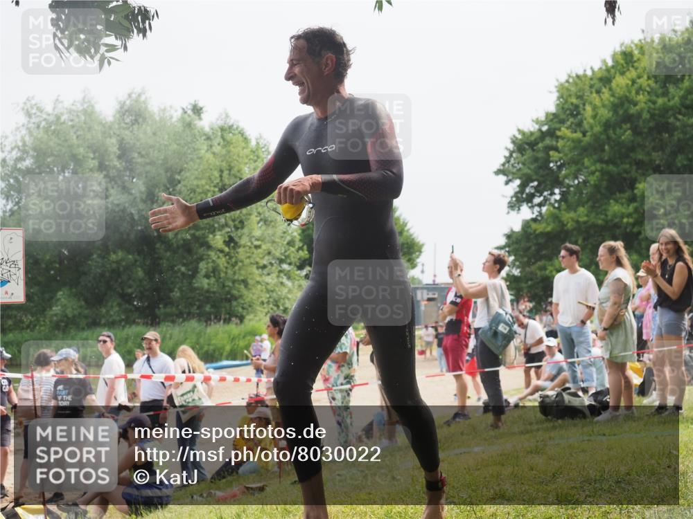15.06.2025 - 27. Vierlanden-Triathlon KatJ http://msf.ph/oto/8030022 15.06.2025 11:06:23 Schwimmen 857, 862 meine-sportfotos.de