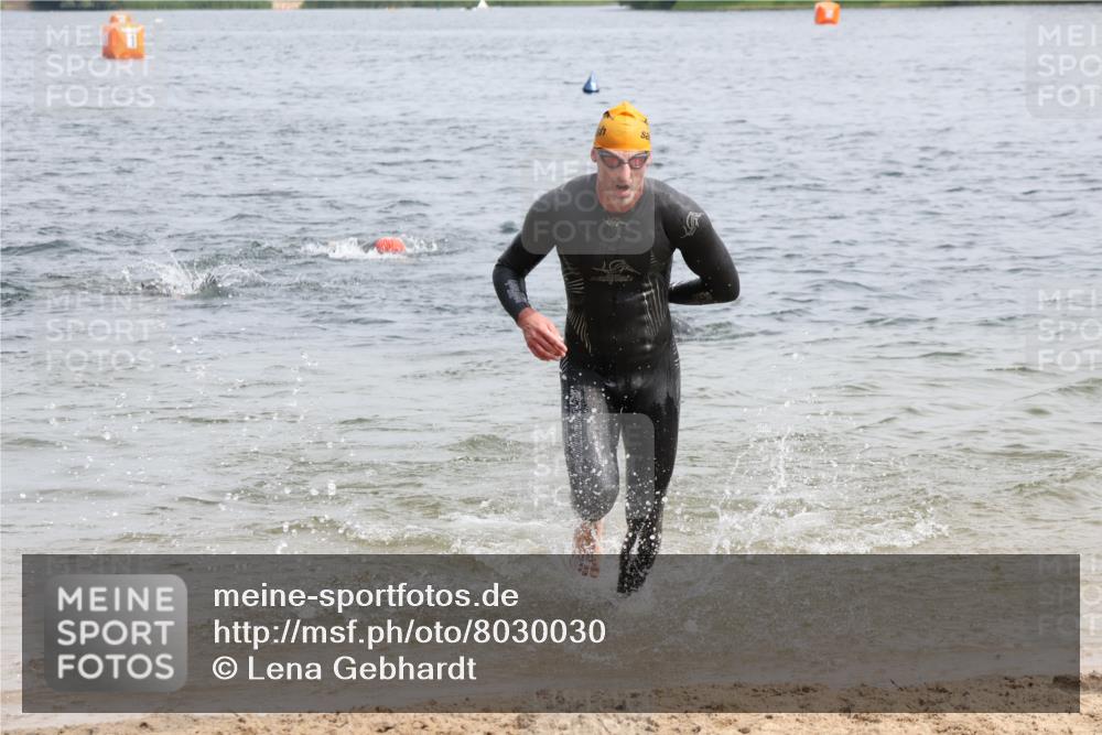 15.06.2025 - 27. Vierlanden-Triathlon Lena Gebhardt http://msf.ph/oto/8030030 15.06.2025 11:06:33 Schwimmen 781, 831, 862 meine-sportfotos.de