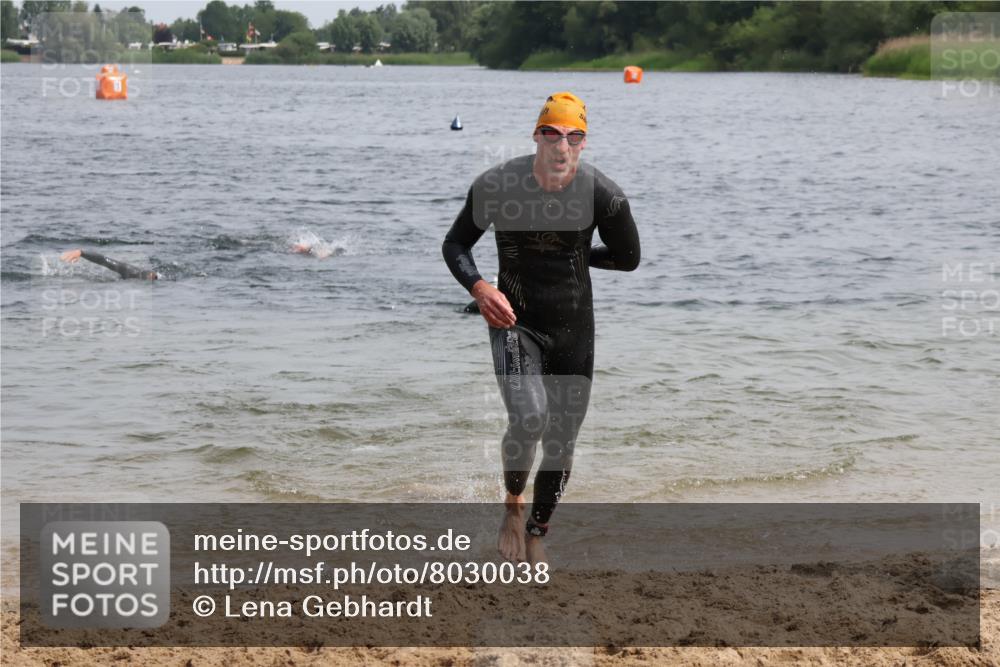 15.06.2025 - 27. Vierlanden-Triathlon Lena Gebhardt http://msf.ph/oto/8030038 15.06.2025 11:06:34 Schwimmen 781, 831, 862 meine-sportfotos.de