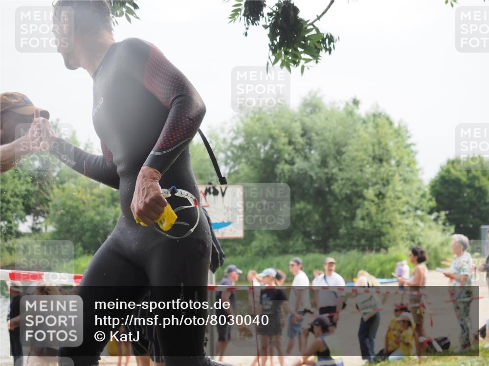 15.06.2025 - 27. Vierlanden-Triathlon KatJ http://msf.ph/oto/8030040 15.06.2025 11:06:24 Schwimmen 781, 857, 862 meine-sportfotos.de