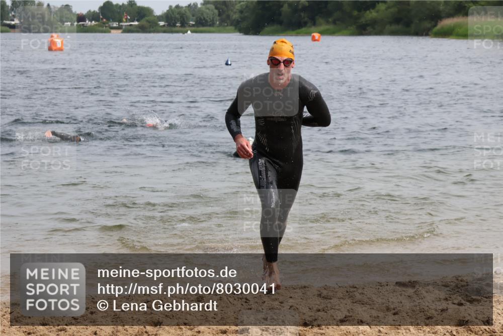 15.06.2025 - 27. Vierlanden-Triathlon Lena Gebhardt http://msf.ph/oto/8030041 15.06.2025 11:06:34 Schwimmen 781, 831, 862 meine-sportfotos.de