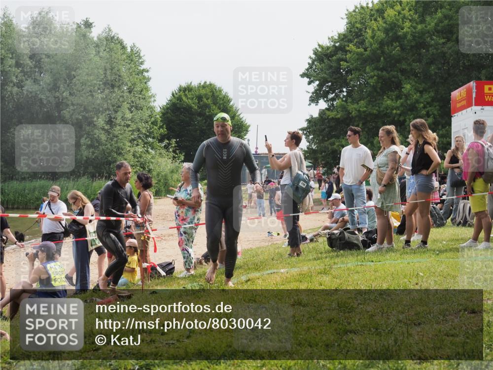15.06.2025 - 27. Vierlanden-Triathlon KatJ http://msf.ph/oto/8030042 15.06.2025 11:06:29 Schwimmen 781, 857, 862 meine-sportfotos.de