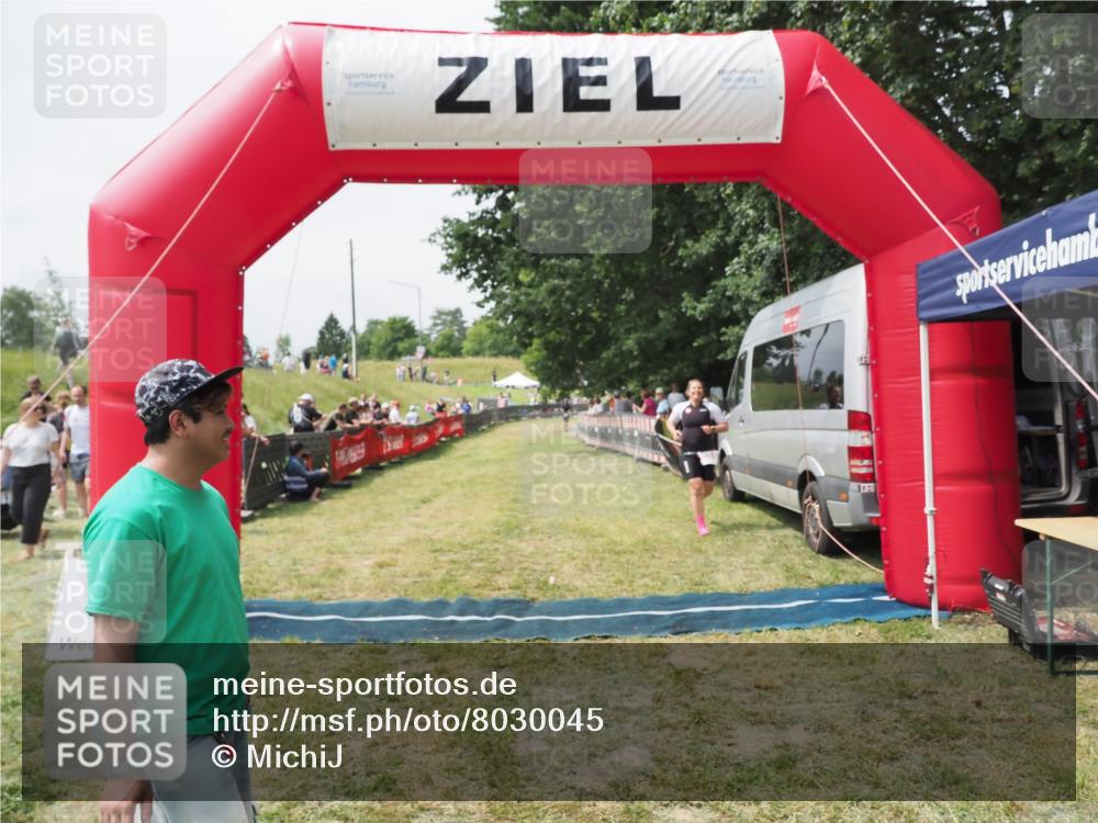21.06.2025 - 27. Vierlanden-Triathlon MichiJ http://msf.ph/oto/8030045 15.06.2026 12:31:41 Ziel 250 meine-sportfotos.de