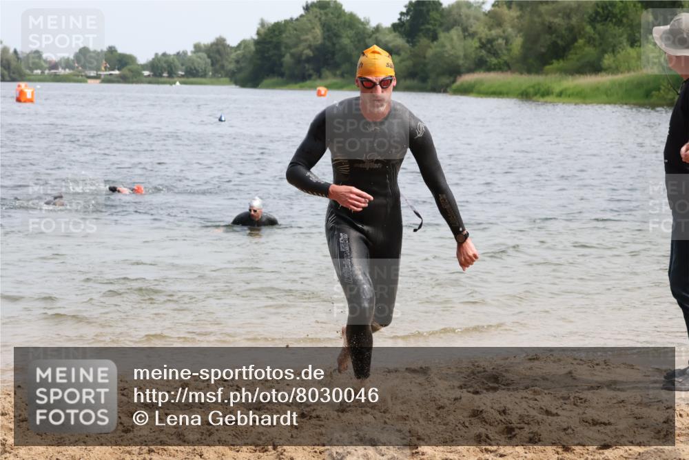 15.06.2025 - 27. Vierlanden-Triathlon Lena Gebhardt http://msf.ph/oto/8030046 15.06.2025 11:06:34 Schwimmen 781, 831, 862 meine-sportfotos.de