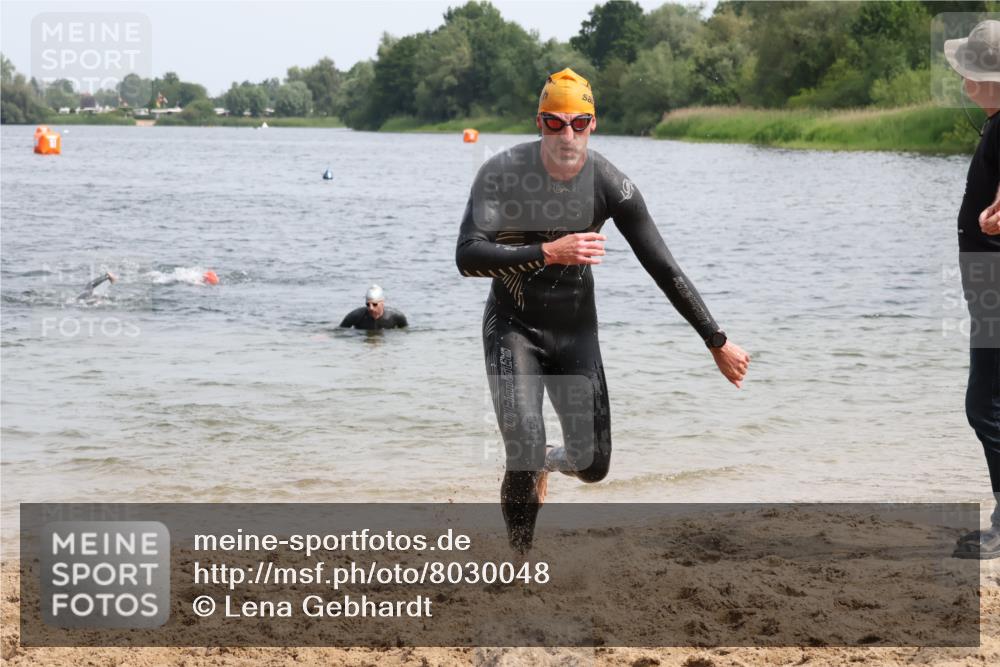 15.06.2025 - 27. Vierlanden-Triathlon Lena Gebhardt http://msf.ph/oto/8030048 15.06.2025 11:06:35 Schwimmen 781, 831, 862 meine-sportfotos.de