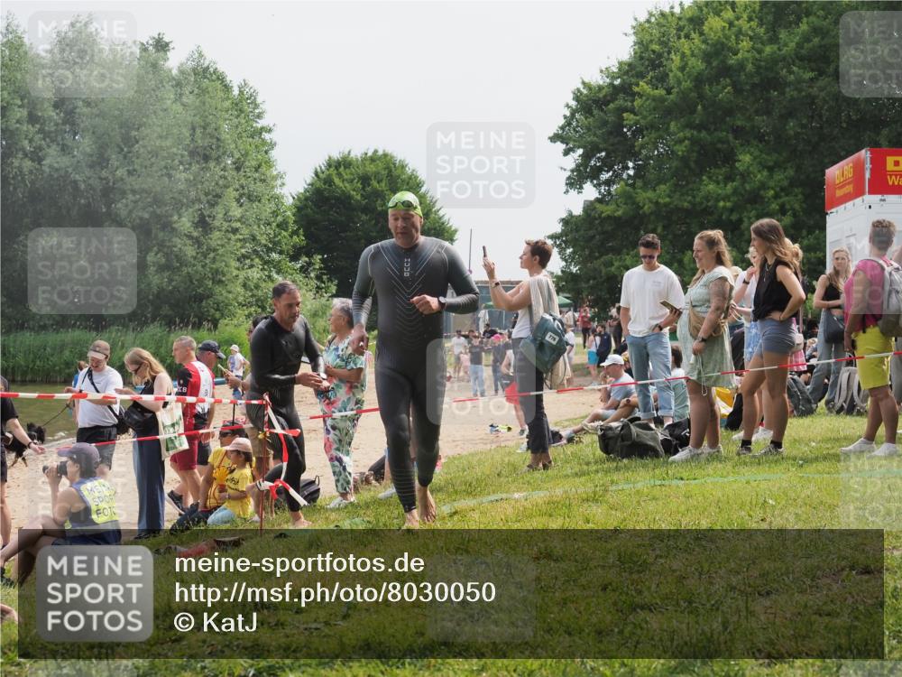 15.06.2025 - 27. Vierlanden-Triathlon KatJ http://msf.ph/oto/8030050 15.06.2025 11:06:29 Schwimmen 781, 857, 862 meine-sportfotos.de