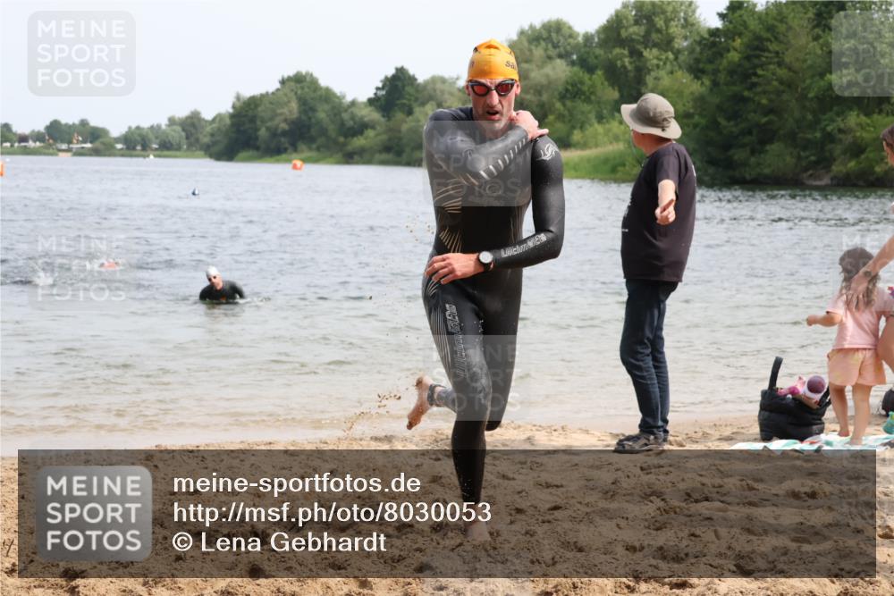 15.06.2025 - 27. Vierlanden-Triathlon Lena Gebhardt http://msf.ph/oto/8030053 15.06.2025 11:06:35 Schwimmen 781, 831, 862 meine-sportfotos.de