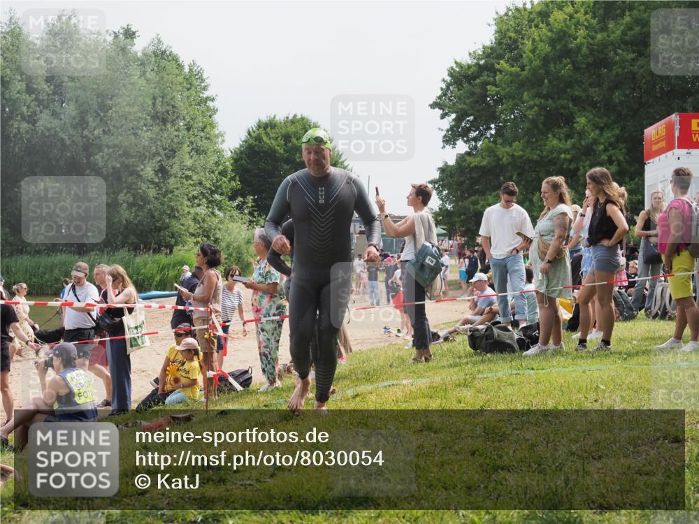15.06.2025 - 27. Vierlanden-Triathlon KatJ http://msf.ph/oto/8030054 15.06.2025 11:06:30 Schwimmen 781, 857, 862 meine-sportfotos.de