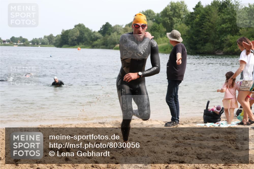 15.06.2025 - 27. Vierlanden-Triathlon Lena Gebhardt http://msf.ph/oto/8030056 15.06.2025 11:06:35 Schwimmen 781, 831, 862 meine-sportfotos.de