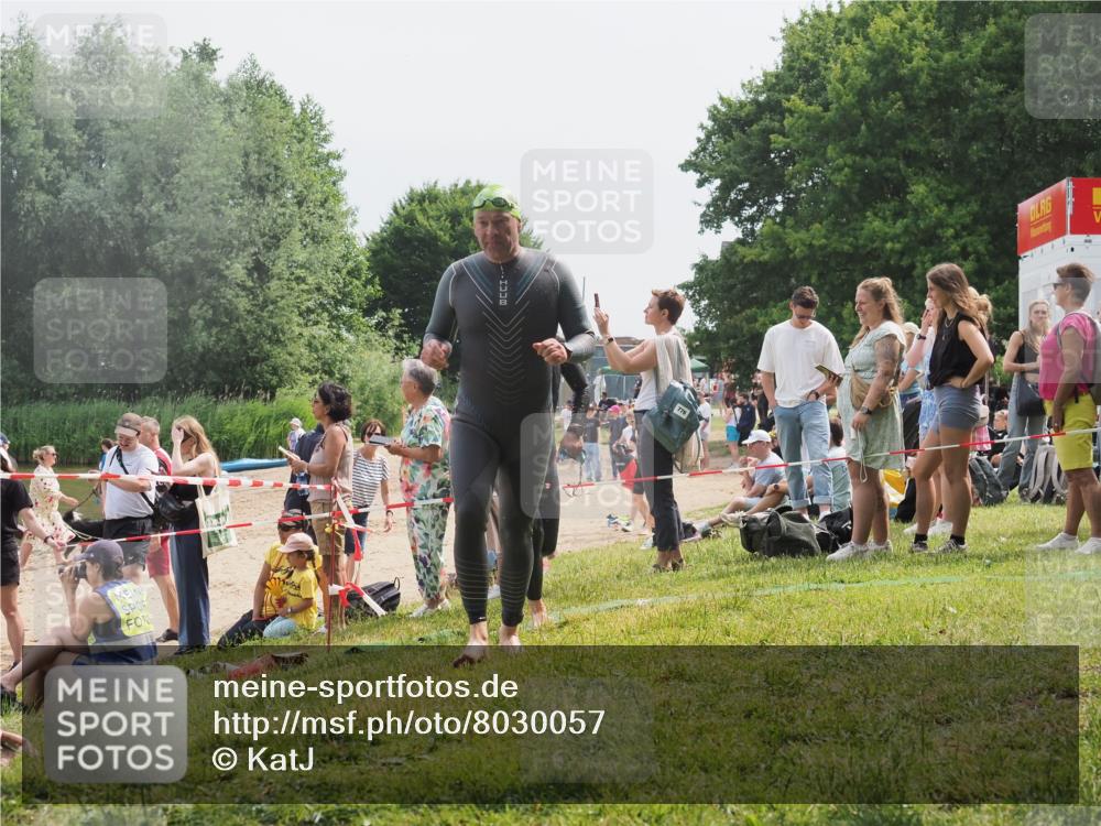 15.06.2025 - 27. Vierlanden-Triathlon KatJ http://msf.ph/oto/8030057 15.06.2025 11:06:30 Schwimmen 781, 857, 862 meine-sportfotos.de