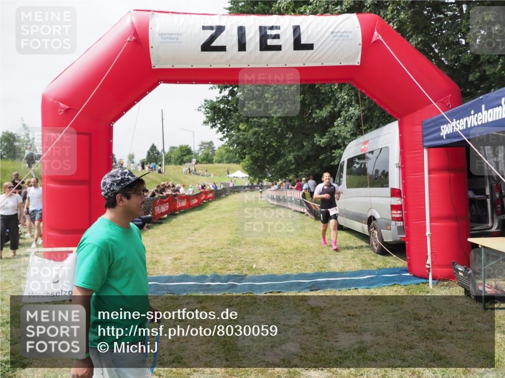 21.06.2025 - 27. Vierlanden-Triathlon MichiJ http://msf.ph/oto/8030059 15.06.2026 12:31:42 Ziel 250 meine-sportfotos.de