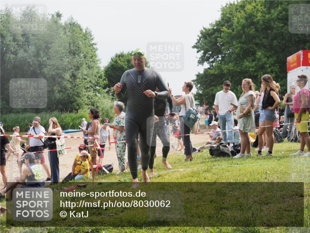 15.06.2025 - 27. Vierlanden-Triathlon KatJ http://msf.ph/oto/8030062 15.06.2025 11:06:30 Schwimmen 781, 857, 862 meine-sportfotos.de