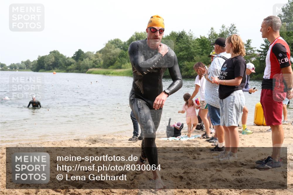 15.06.2025 - 27. Vierlanden-Triathlon Lena Gebhardt http://msf.ph/oto/8030064 15.06.2025 11:06:36 Schwimmen 781, 824, 831 meine-sportfotos.de