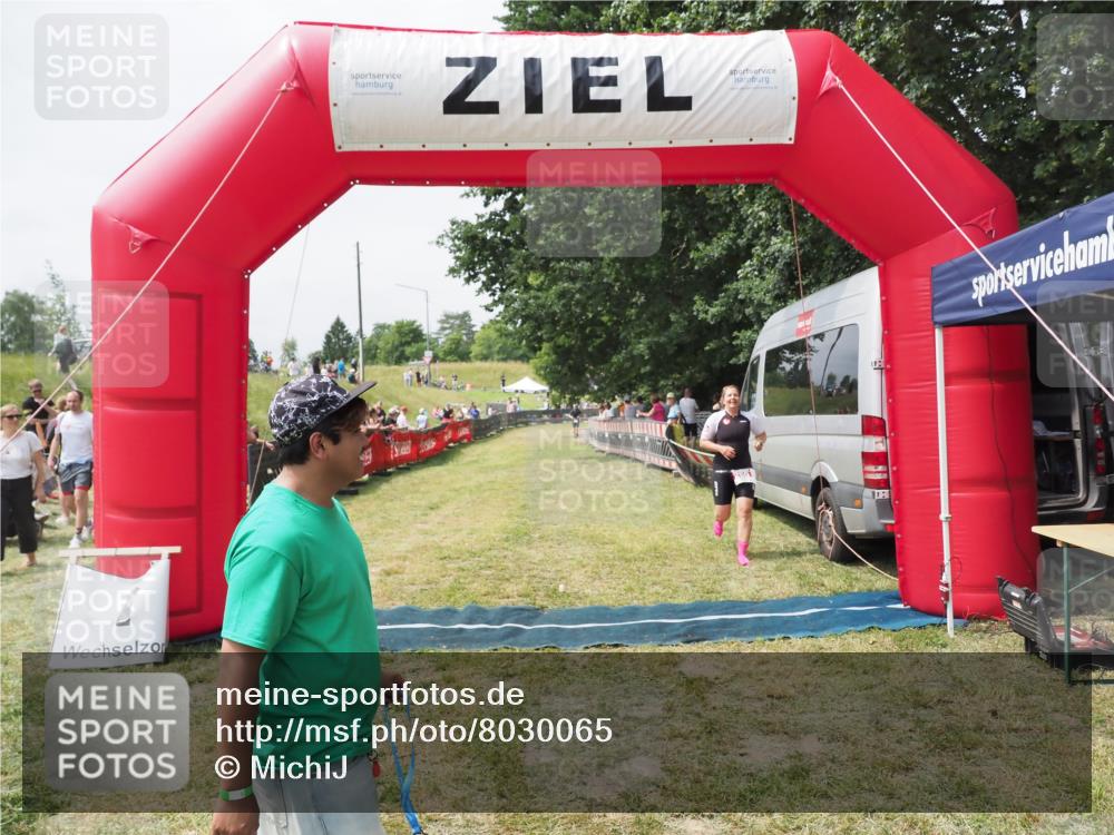 21.06.2025 - 27. Vierlanden-Triathlon MichiJ http://msf.ph/oto/8030065 15.06.2026 12:31:42 Ziel 250 meine-sportfotos.de